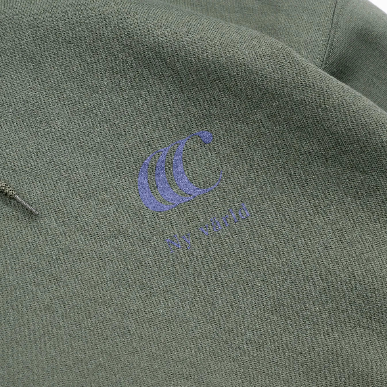 CLUMSY PICTURESを代表するパーカー「LIMITED CCC HOODY」のARMYカラーの左胸のデザイン写真