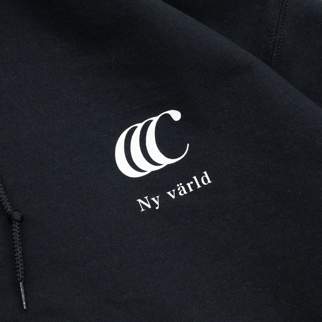 CLUMSY PICTURESを代表するパーカー「LIMITED CCC HOODY」のBLACKカラーの左胸のデザイン写真