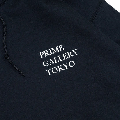 Primeの「GALLERY LOGO HOODY - BLACK」の前面左胸のデザインの接写