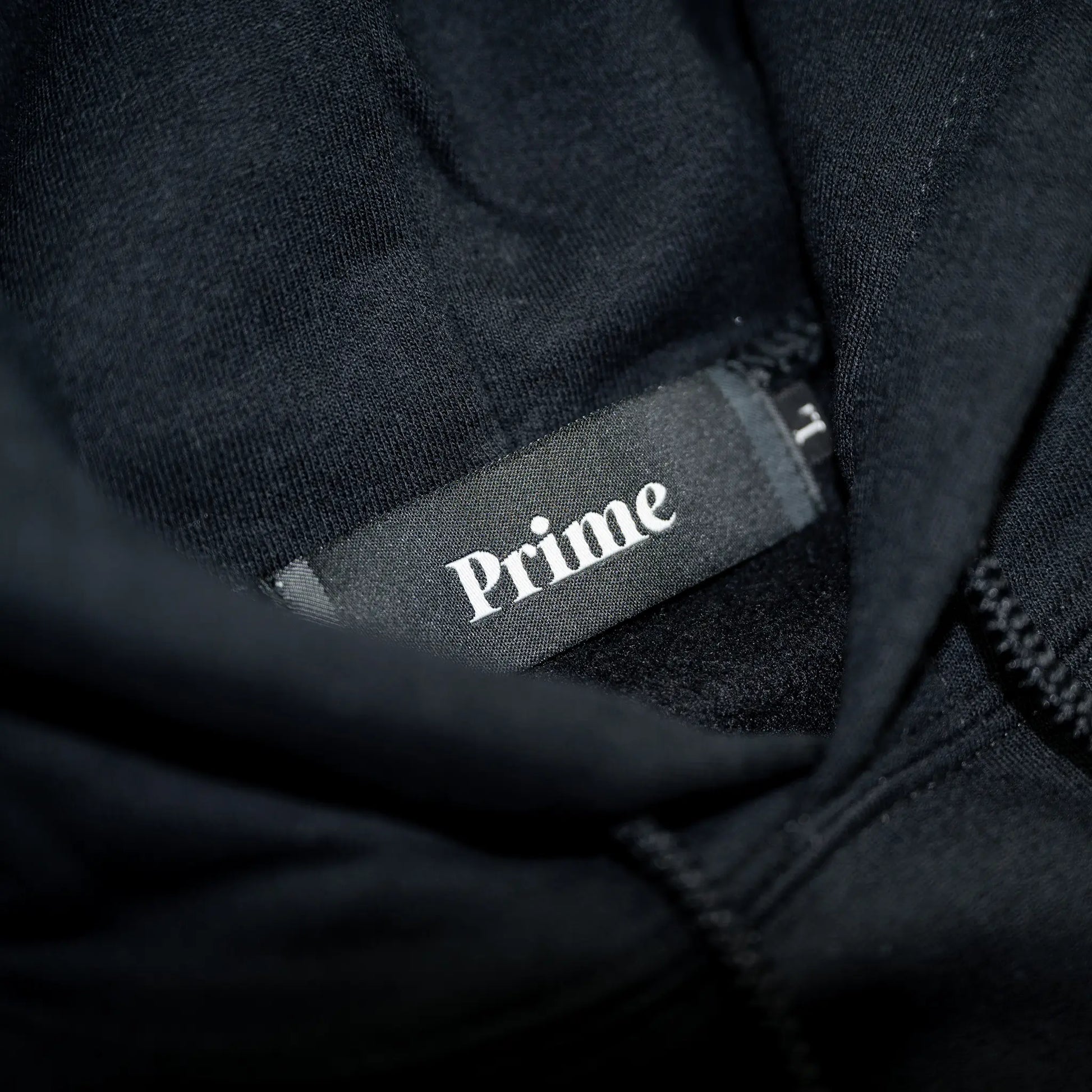 Primeの「GALLERY LOGO HOODY - BLACK」のブランドタグの写真