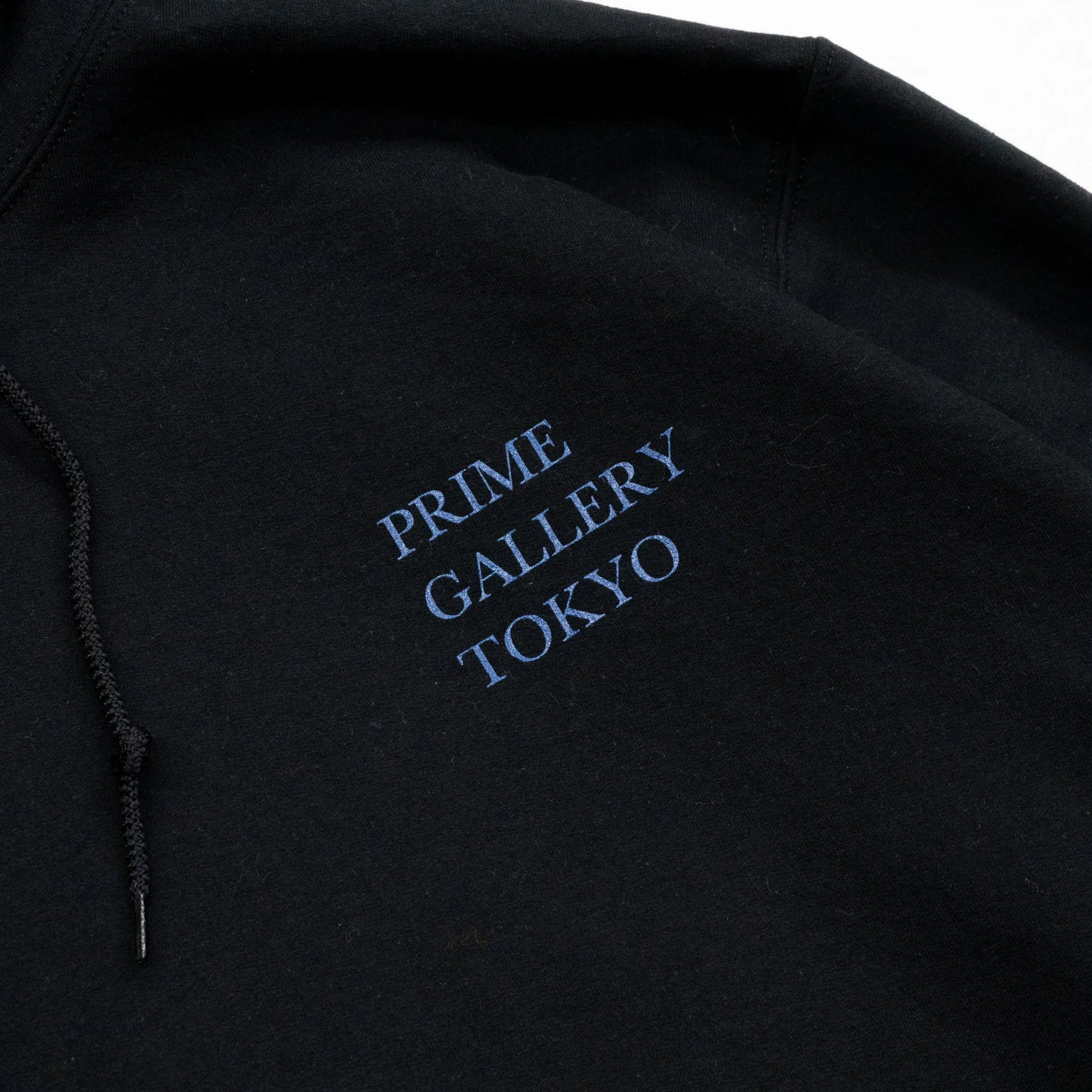 PRIMEのフーディ「GALLERY LOGO HOODY」のBLACK/SALVIA BLUEカラーの左胸のデザイン写真