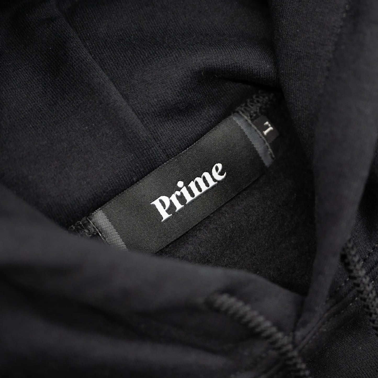 PRIMEのフーディ「GALLERY LOGO HOODY」のBLACK/SALVIA BLUEカラーのタグ写真