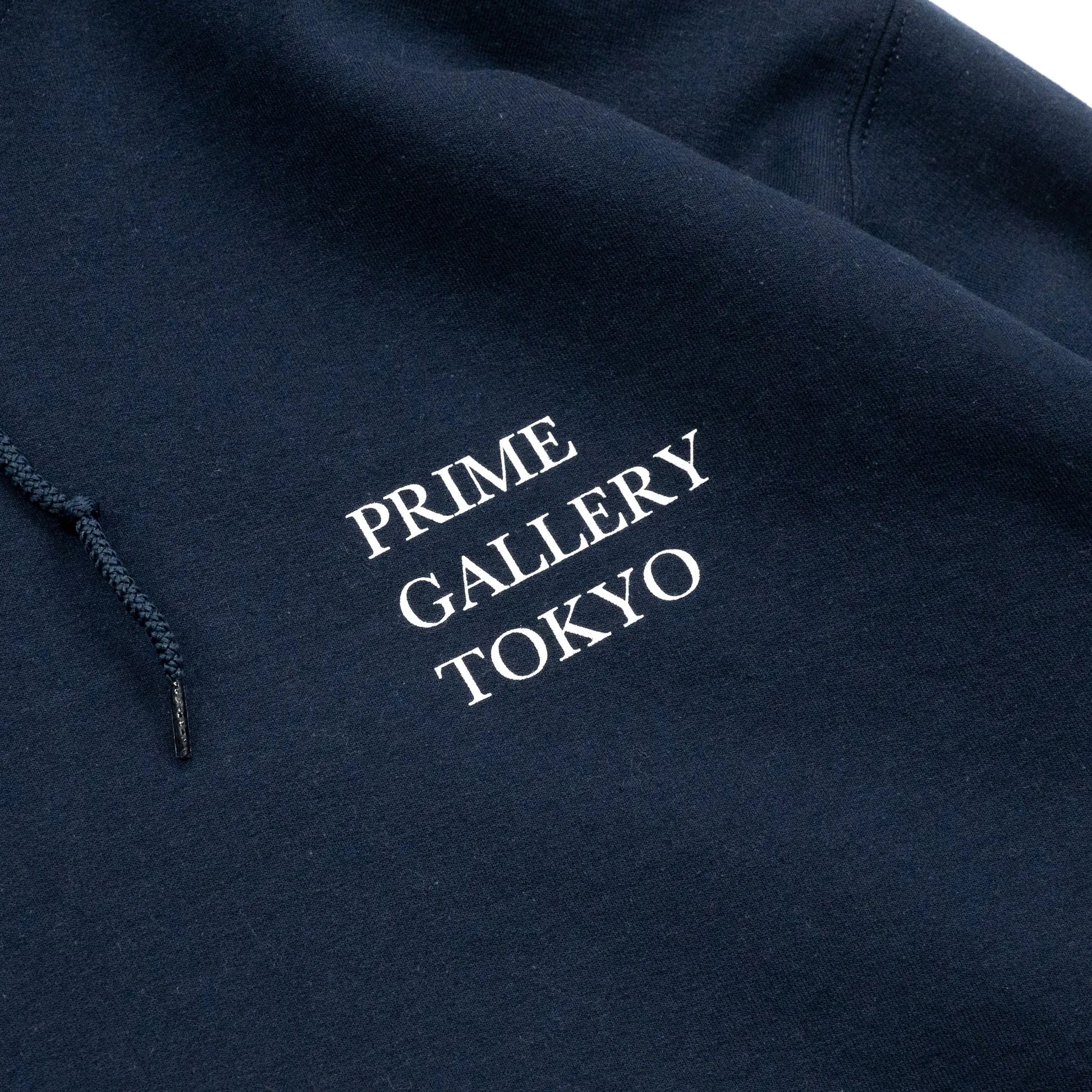 PRIMEのフーディ「GALLERY LOGO HOODY」のNAVY/WHITEカラーの左胸のデザイン写真