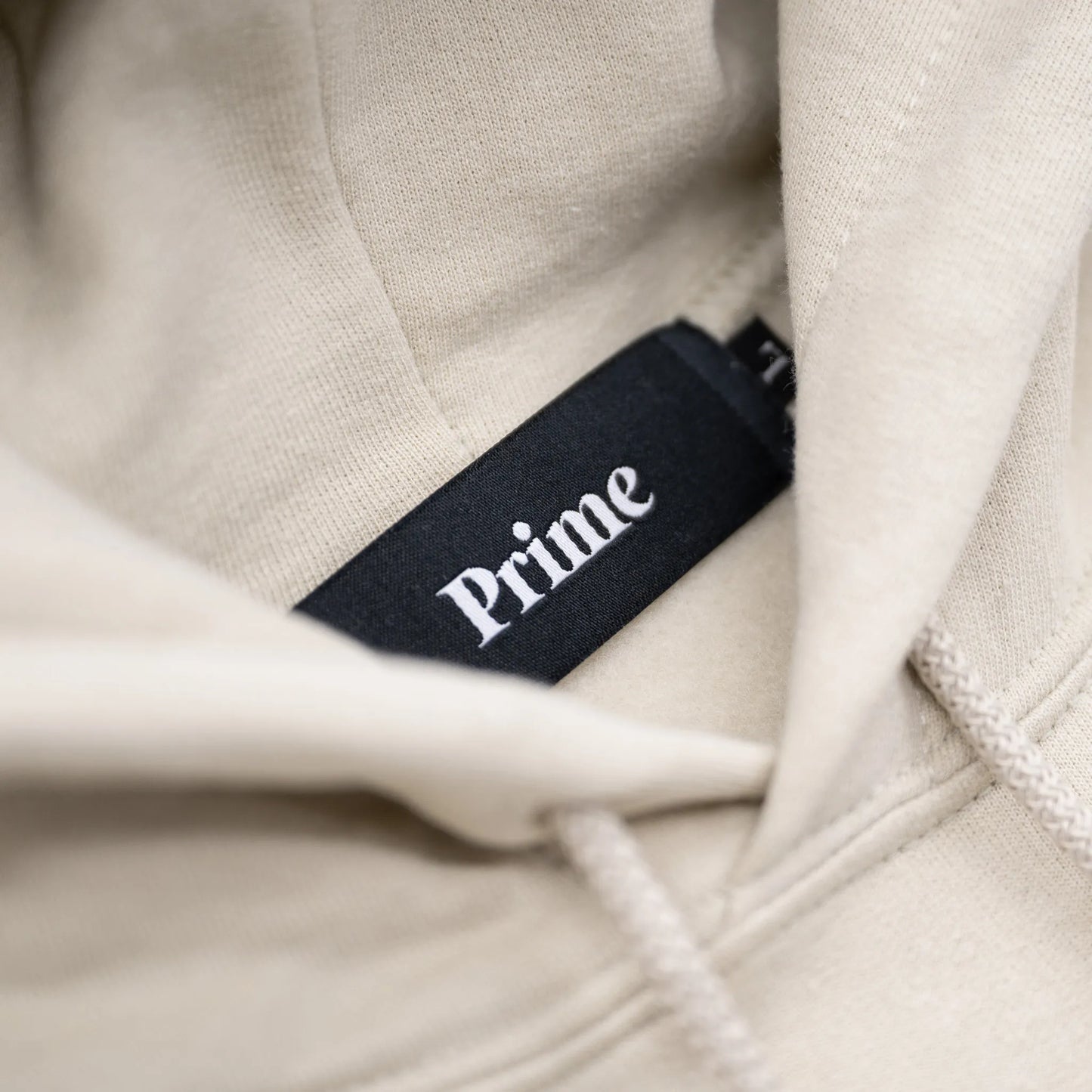 PRIMEのフーディ「GALLERY LOGO HOODY」のSAND/INDIGOカラーのタグ写真