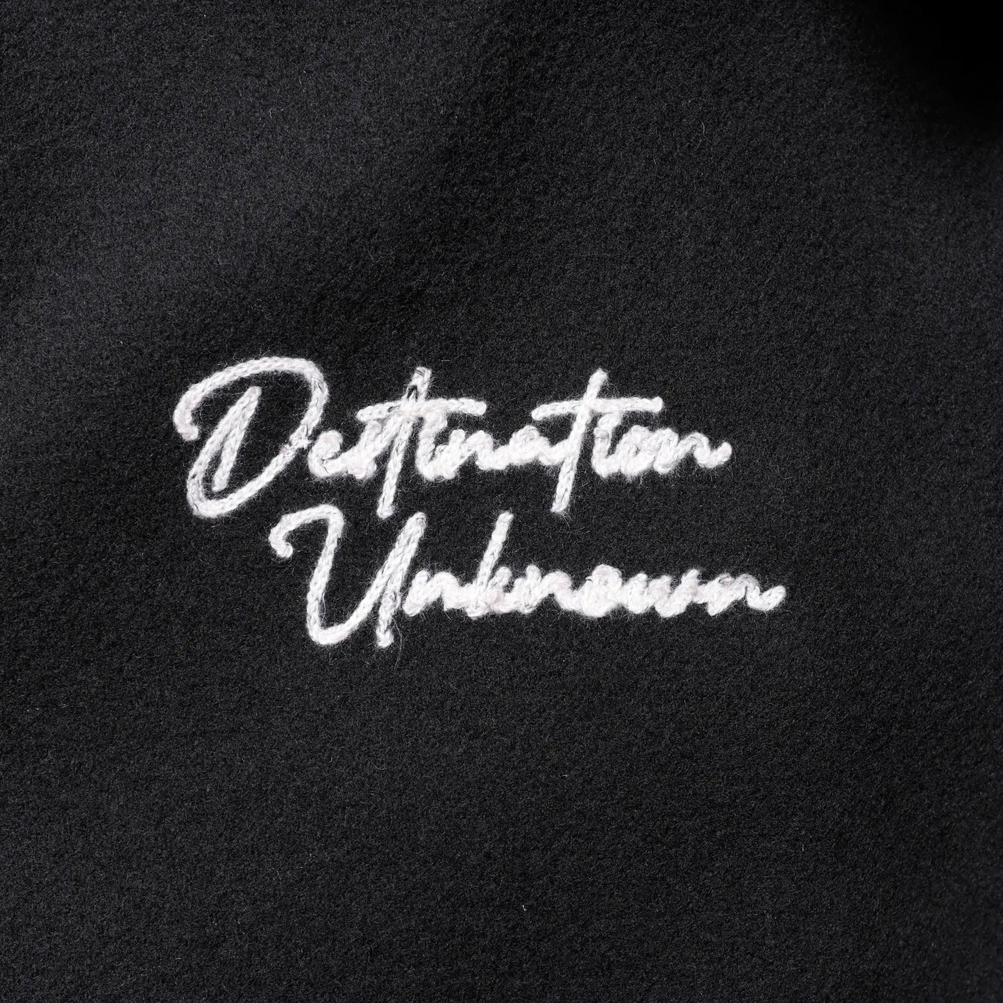 Liberaiders(リベレイダース)の肉厚なバーシティジャケット「LR VARSITY JACKET」のBLACKカラーの正面右胸のチェーンステッチの写真