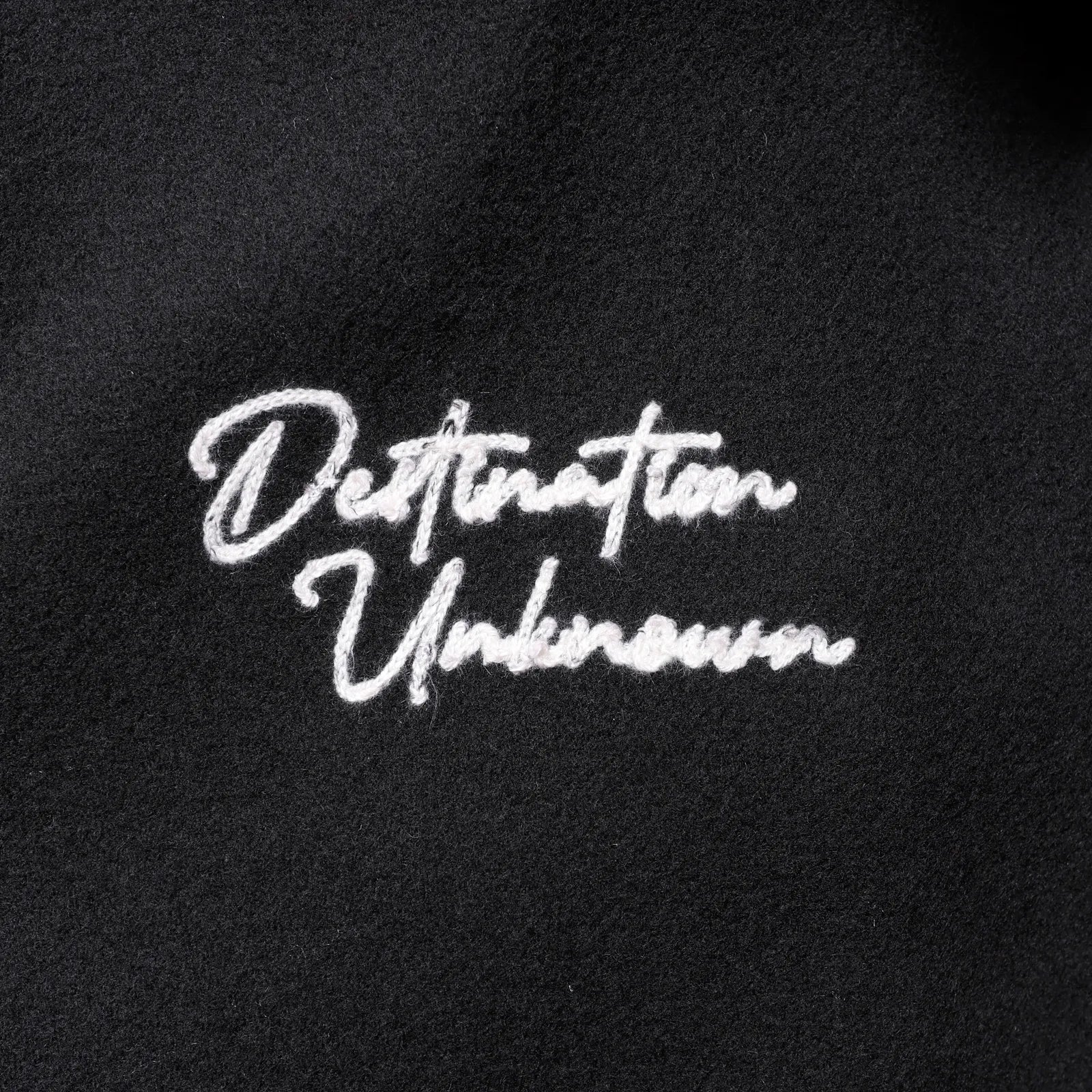 Liberaiders(リベレイダース)の肉厚なバーシティジャケット「LR VARSITY JACKET」のBLACKカラーの正面右胸のチェーンステッチの写真