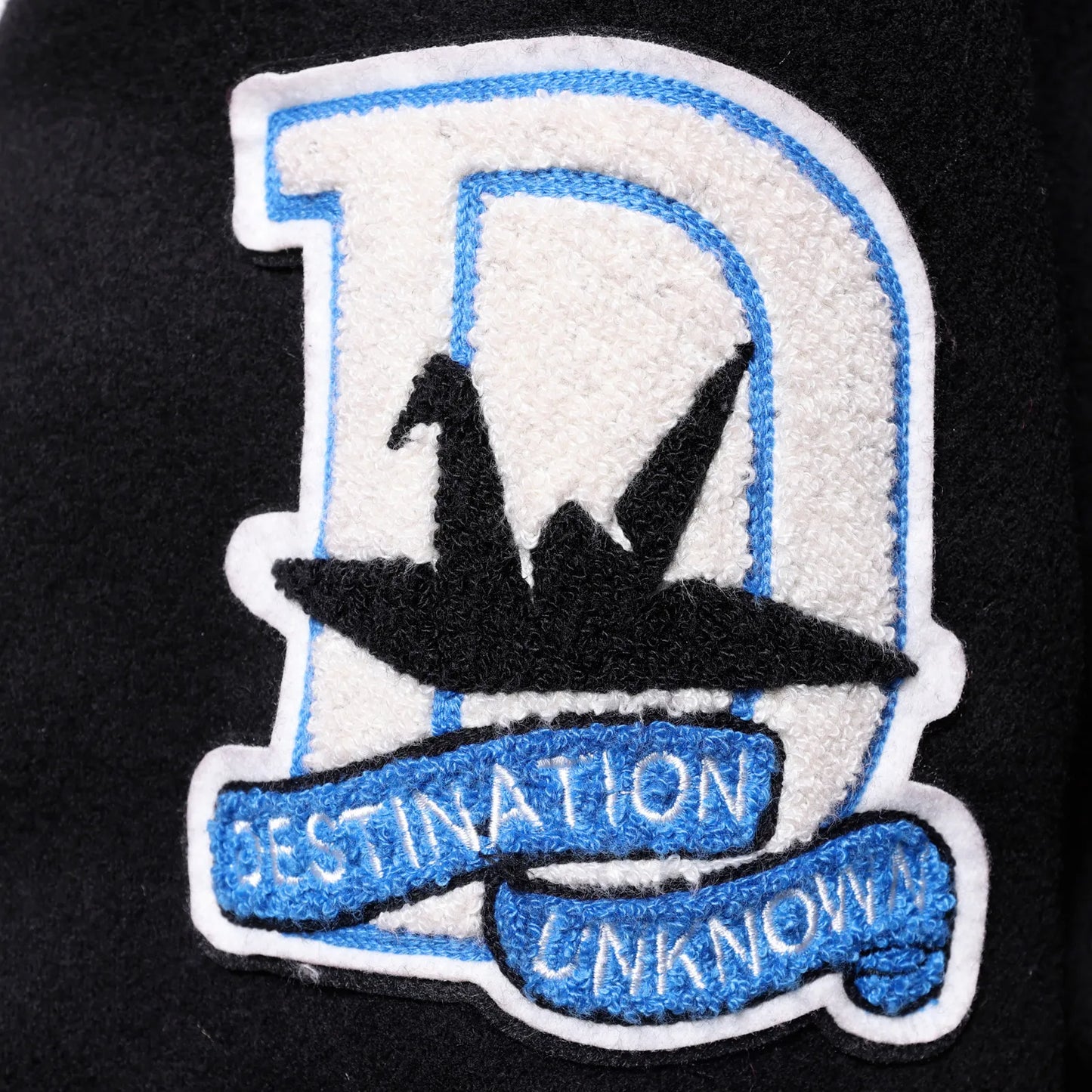 Liberaiders(リベレイダース)の肉厚なバーシティジャケット「LR VARSITY JACKET」のBLACKカラーの右腕のワッペンの写真