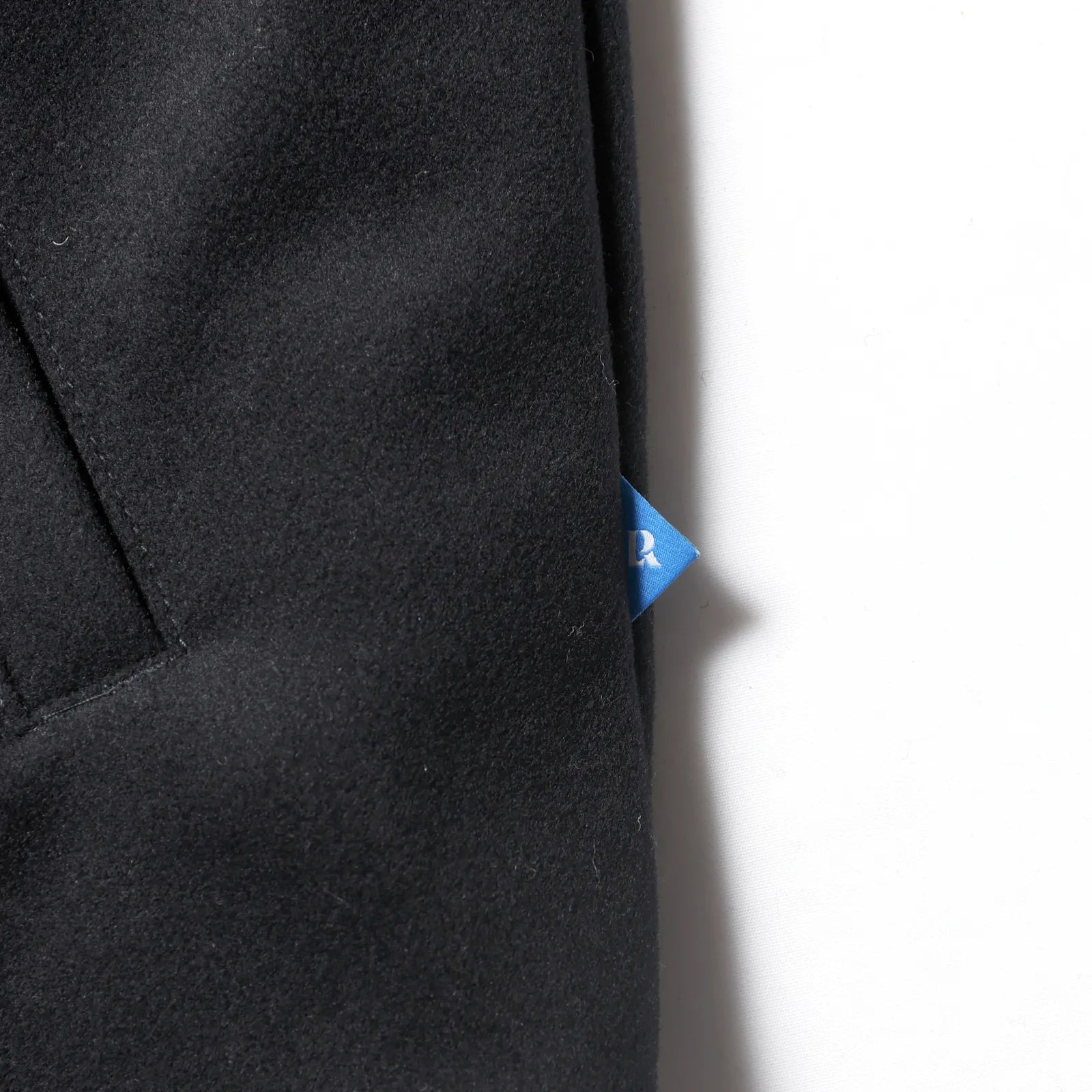 Liberaiders(リベレイダース)の肉厚なバーシティジャケット「LR VARSITY JACKET」のBLACKカラーの左脇のピスネームの写真