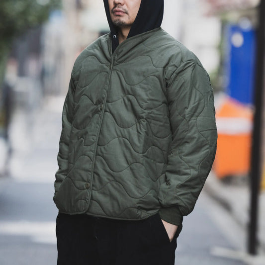 Primeが発掘したDEAD STOCKのVINTAGE「US ARMY AIRCREW NOMEX LINER JACKET / OLIVE DRAB」の正面からの着用写真