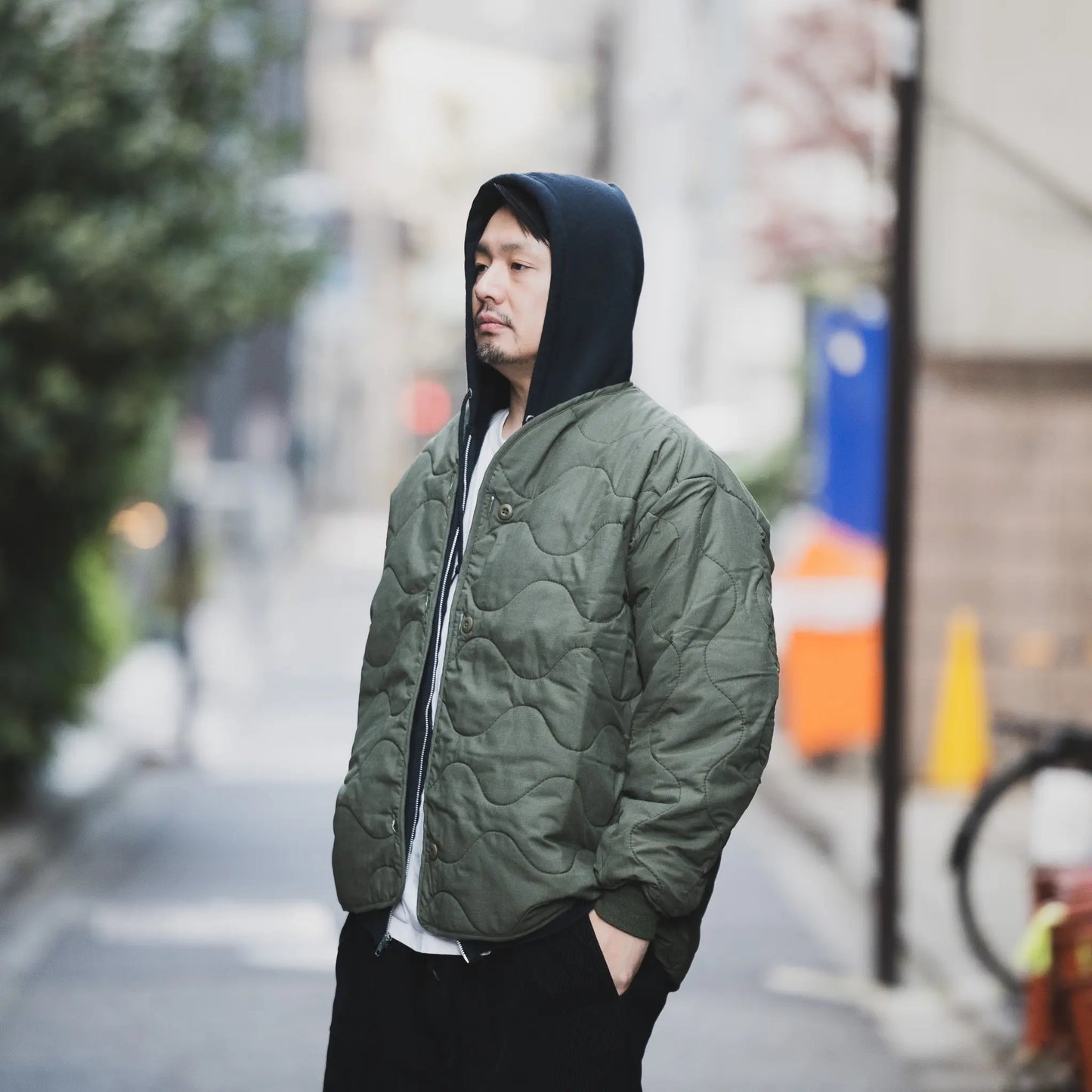 Primeが発掘したDEAD STOCKのVINTAGE「US ARMY AIRCREW NOMEX LINER JACKET / OLIVE DRAB」の斜めからの着用写真