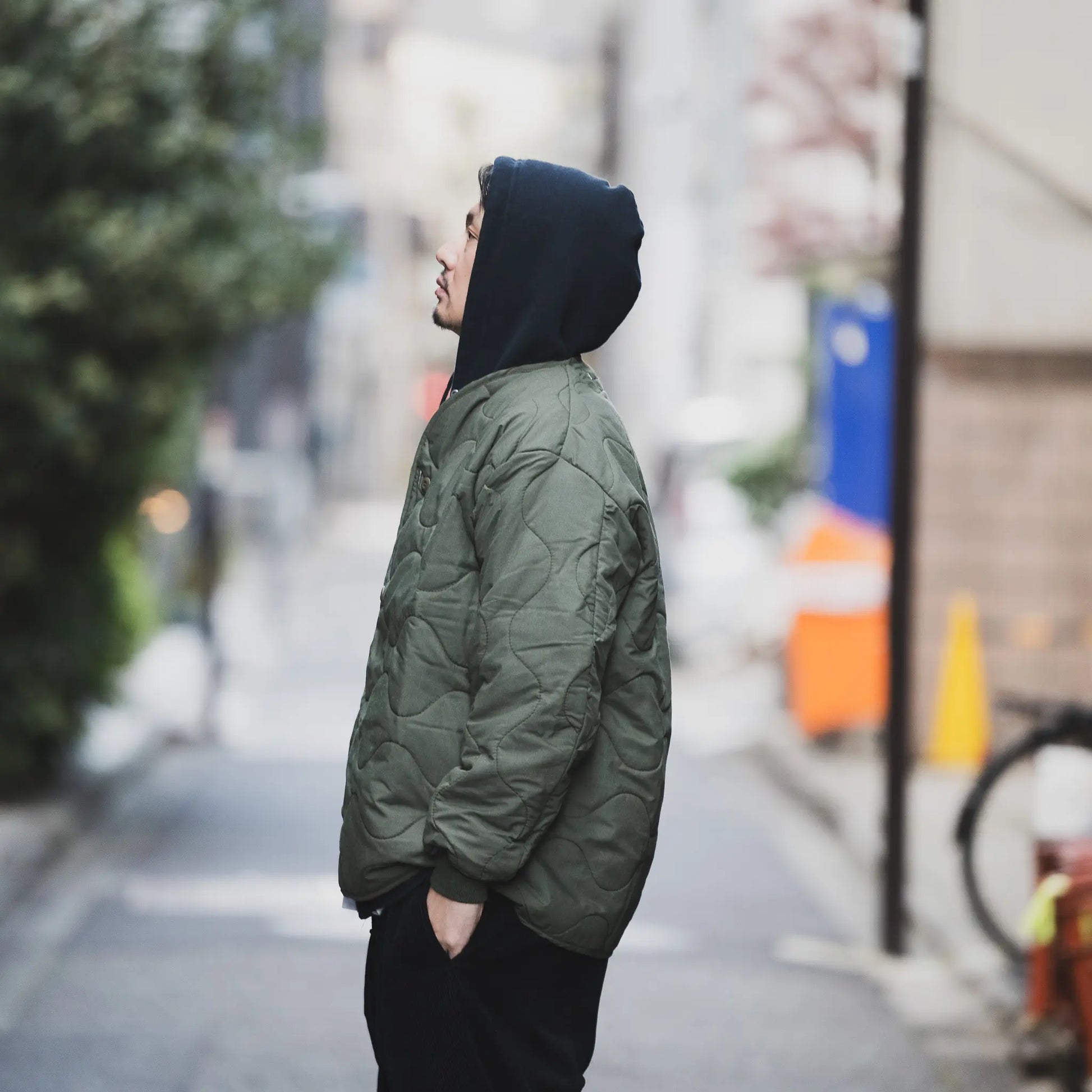 Primeが発掘したDEAD STOCKのVINTAGE「US ARMY AIRCREW NOMEX LINER JACKET / OLIVE DRAB」の側面からの着用写真