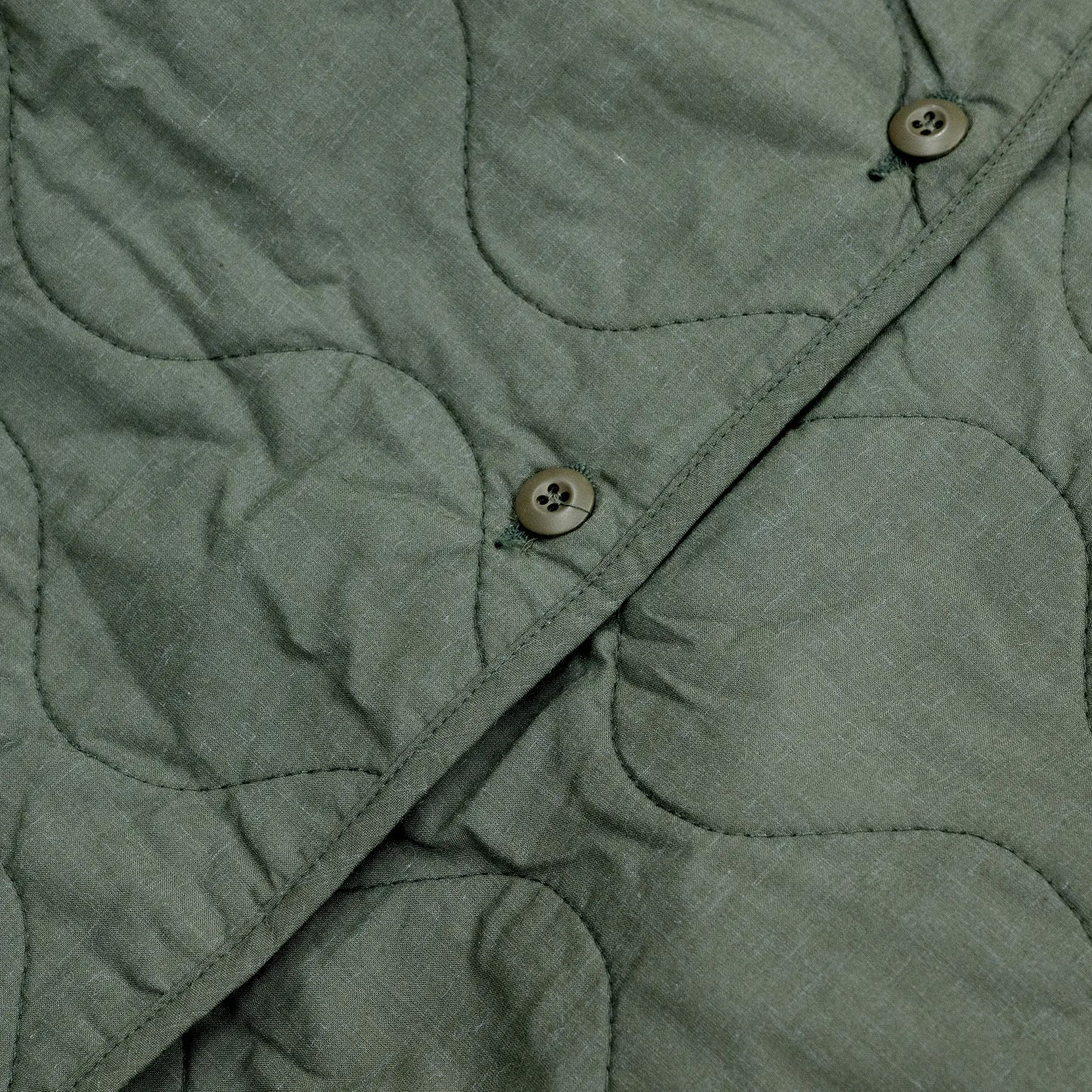 Primeが発掘したDEAD STOCKのVINTAGE「US ARMY AIRCREW NOMEX LINER JACKET / OLIVE DRAB」の前面のボタンの写真