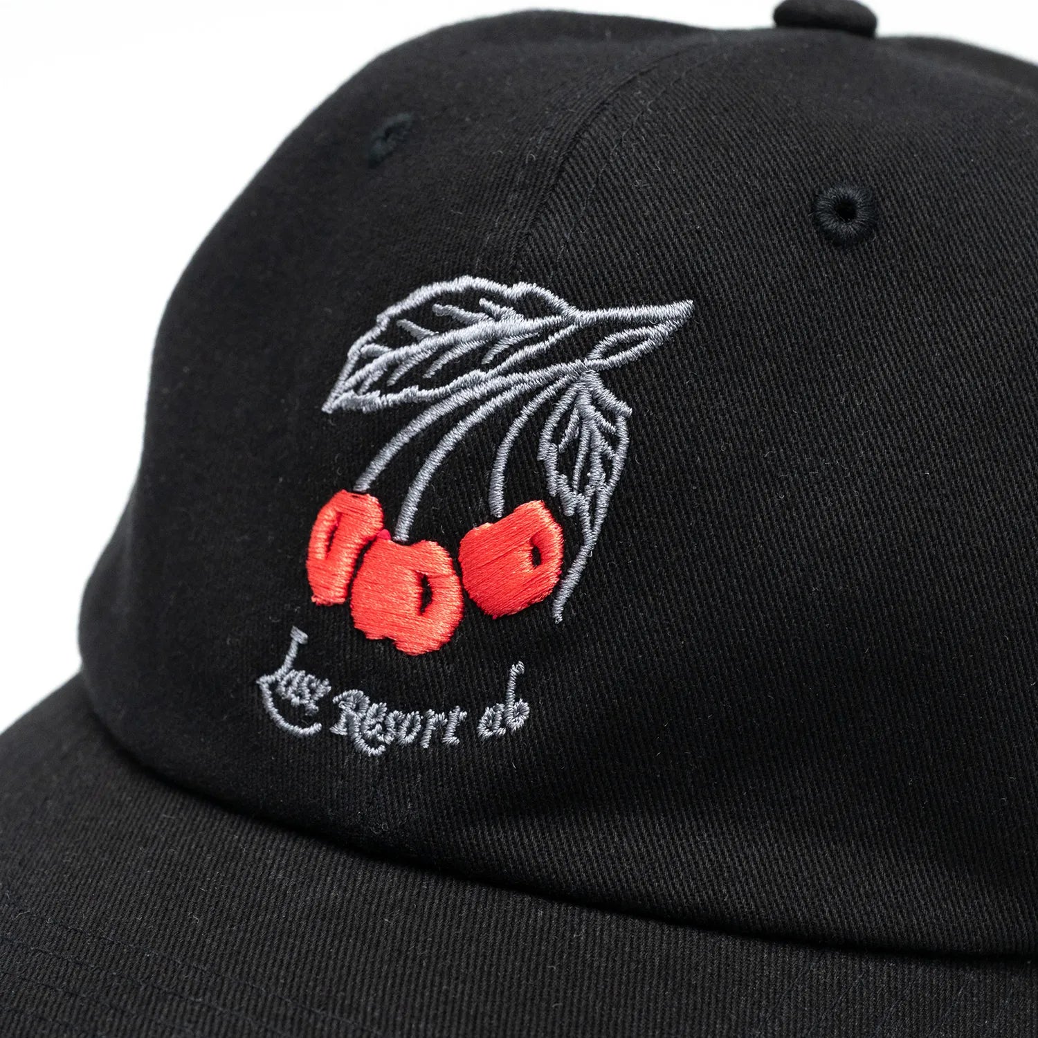 LAST RESORT ABのフロントにチェリーのイラストが刺繍で入るBLACKカラーのコットン製ダッドハットキャップ「CHERRIES DADDY CAP」の正面デザインの写真