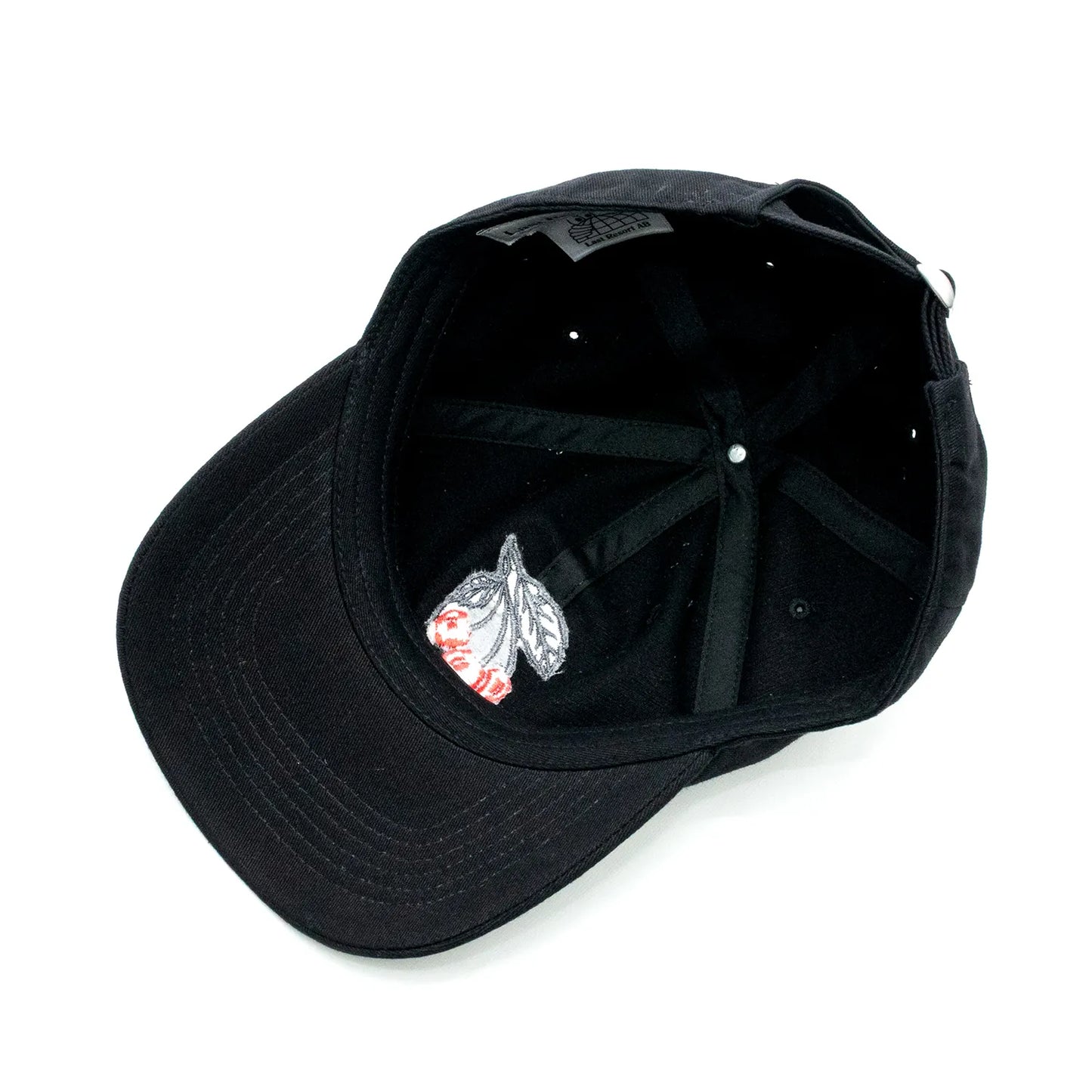 LAST RESORT ABのフロントにチェリーのイラストが刺繍で入るBLACKカラーのコットン製ダッドハットキャップ「CHERRIES DADDY CAP」の被り口の写真