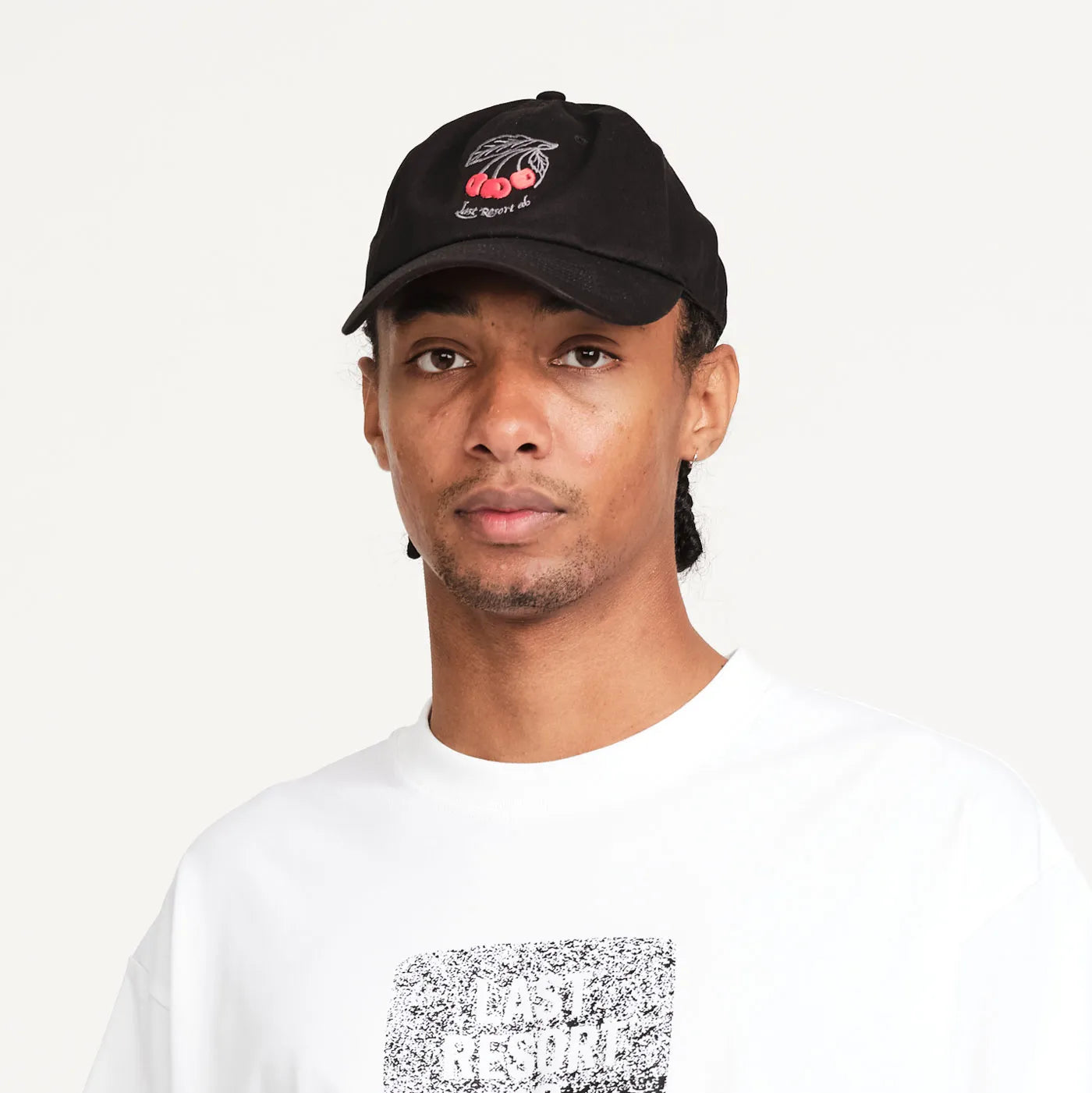 LAST RESORT ABのフロントにチェリーのイラストが刺繍で入るBLACKカラーのコットン製ダッドハットキャップ「CHERRIES DADDY CAP」の着用写真