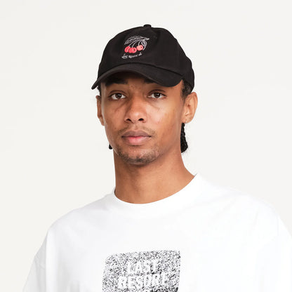 LAST RESORT ABのフロントにチェリーのイラストが刺繍で入るBLACKカラーのコットン製ダッドハットキャップ「CHERRIES DADDY CAP」の着用写真