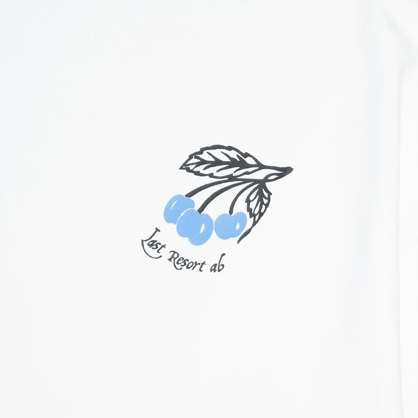 LAST RESORT ABのフロント左胸にチェリーのイラストがプリントされたTシャツ「CHERRIES TEE」の正面左胸のデザイン写真