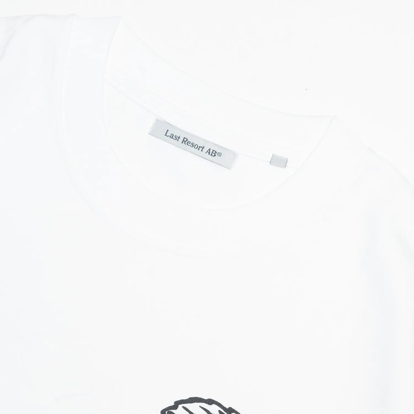 LAST RESORT ABのフロント左胸にチェリーのイラストがプリントされたTシャツ「CHERRIES TEE」の襟元の写真