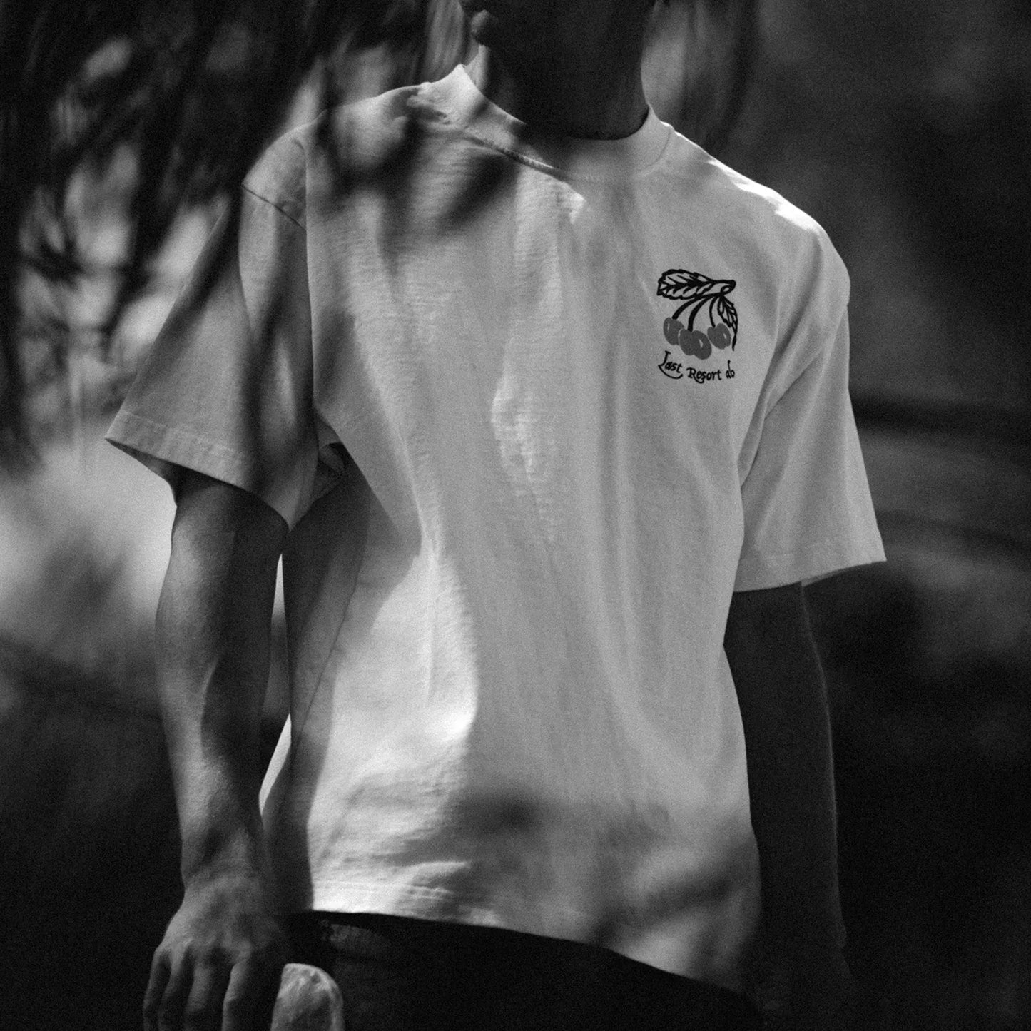 LAST RESORT ABのフロント左胸にチェリーのイラストがプリントされたTシャツ「CHERRIES TEE」の着用写真