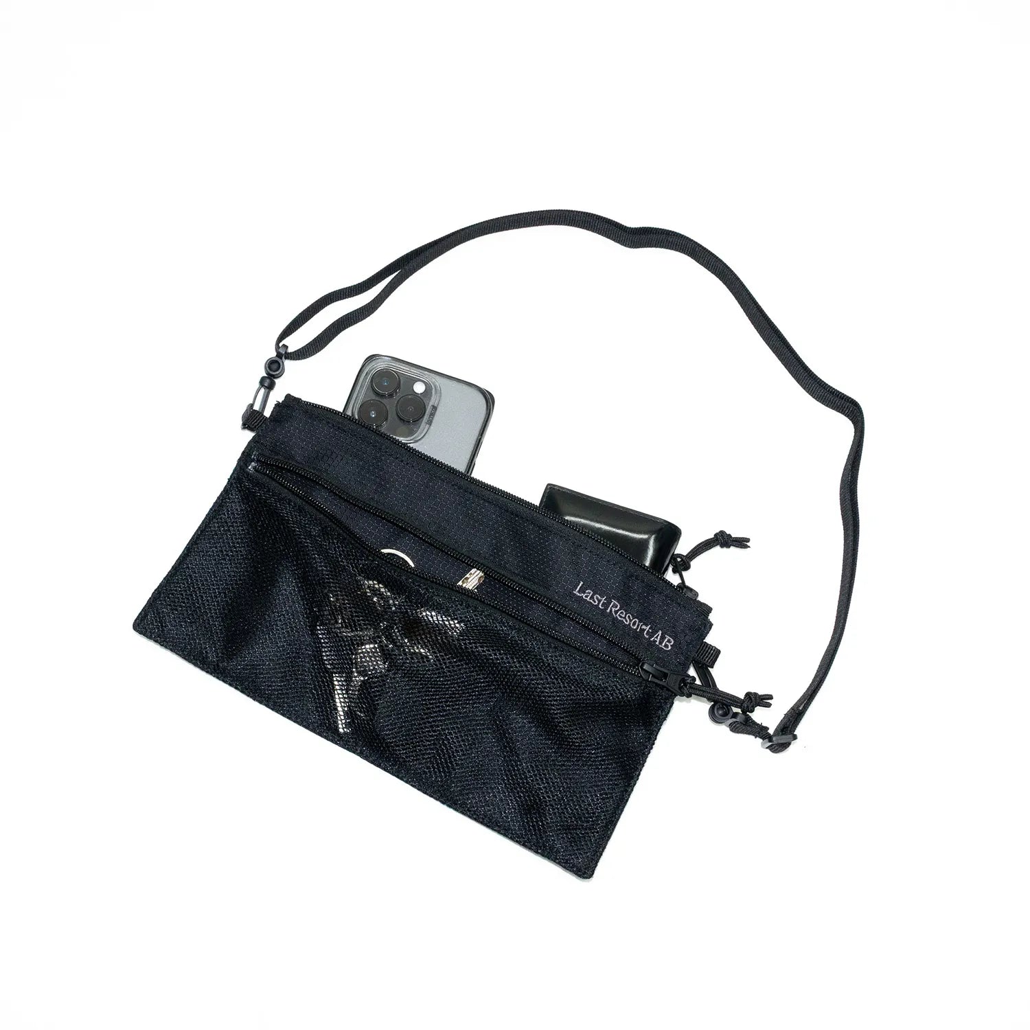 LAST RESORT ABのBLACKカラーのナイロン製小型ショルダーバッグ「LIFT OFF BAG」の正面からの商品写真