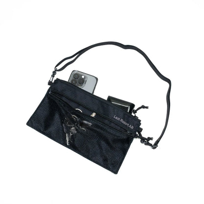 LAST RESORT ABのBLACKカラーのナイロン製小型ショルダーバッグ「LIFT OFF BAG」の正面からの商品写真