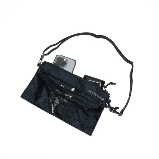 LAST RESORT ABのBLACKカラーのナイロン製小型ショルダーバッグ「LIFT OFF BAG」の正面からの商品写真