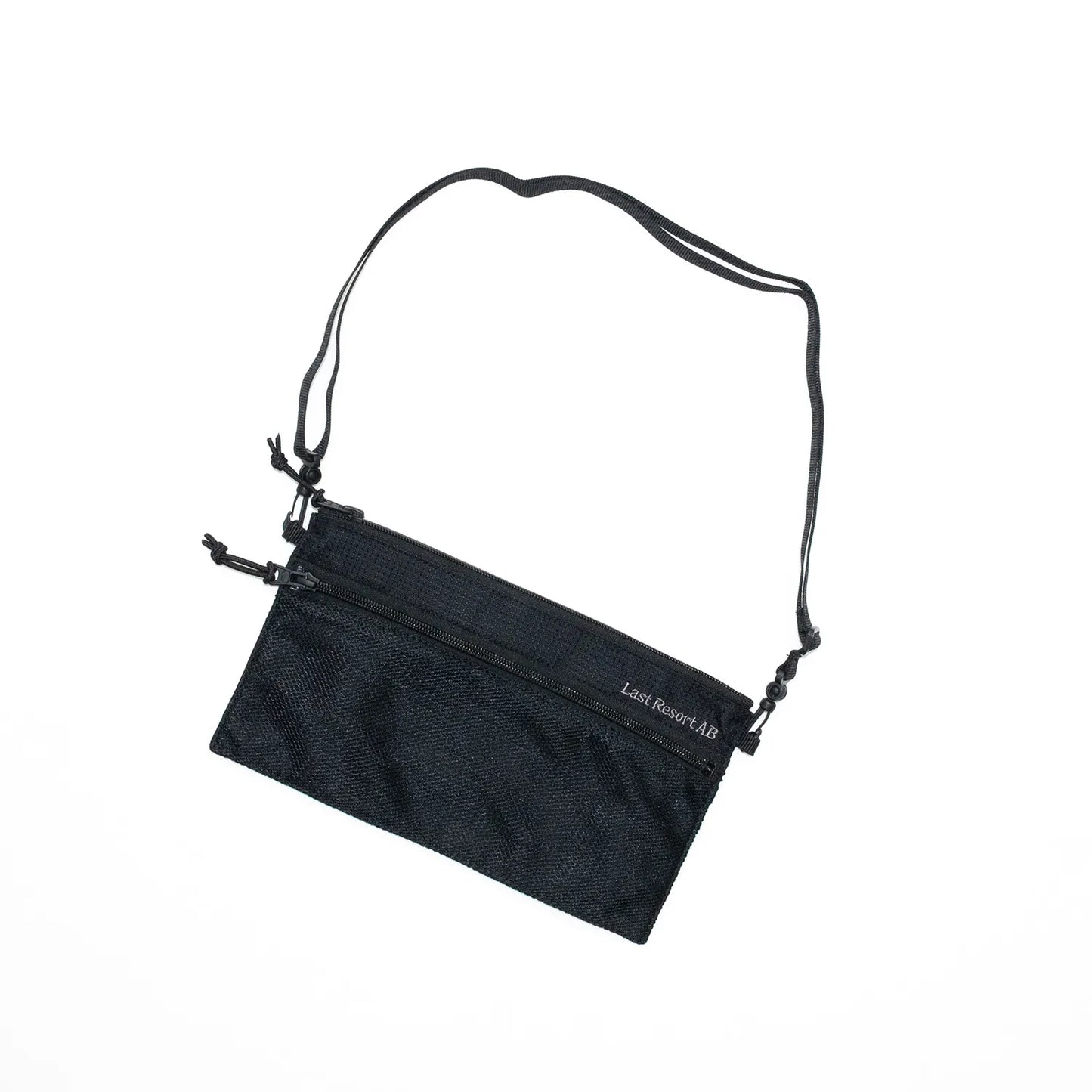 LAST RESORT ABのBLACKカラーのナイロン製小型ショルダーバッグ「LIFT OFF BAG」の背面からの商品写真