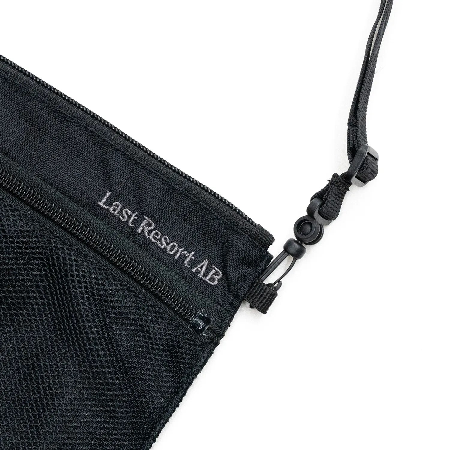 LAST RESORT ABのBLACKカラーのナイロン製小型ショルダーバッグ「LIFT OFF BAG」右上に刺繍で入るロゴデザインの写真