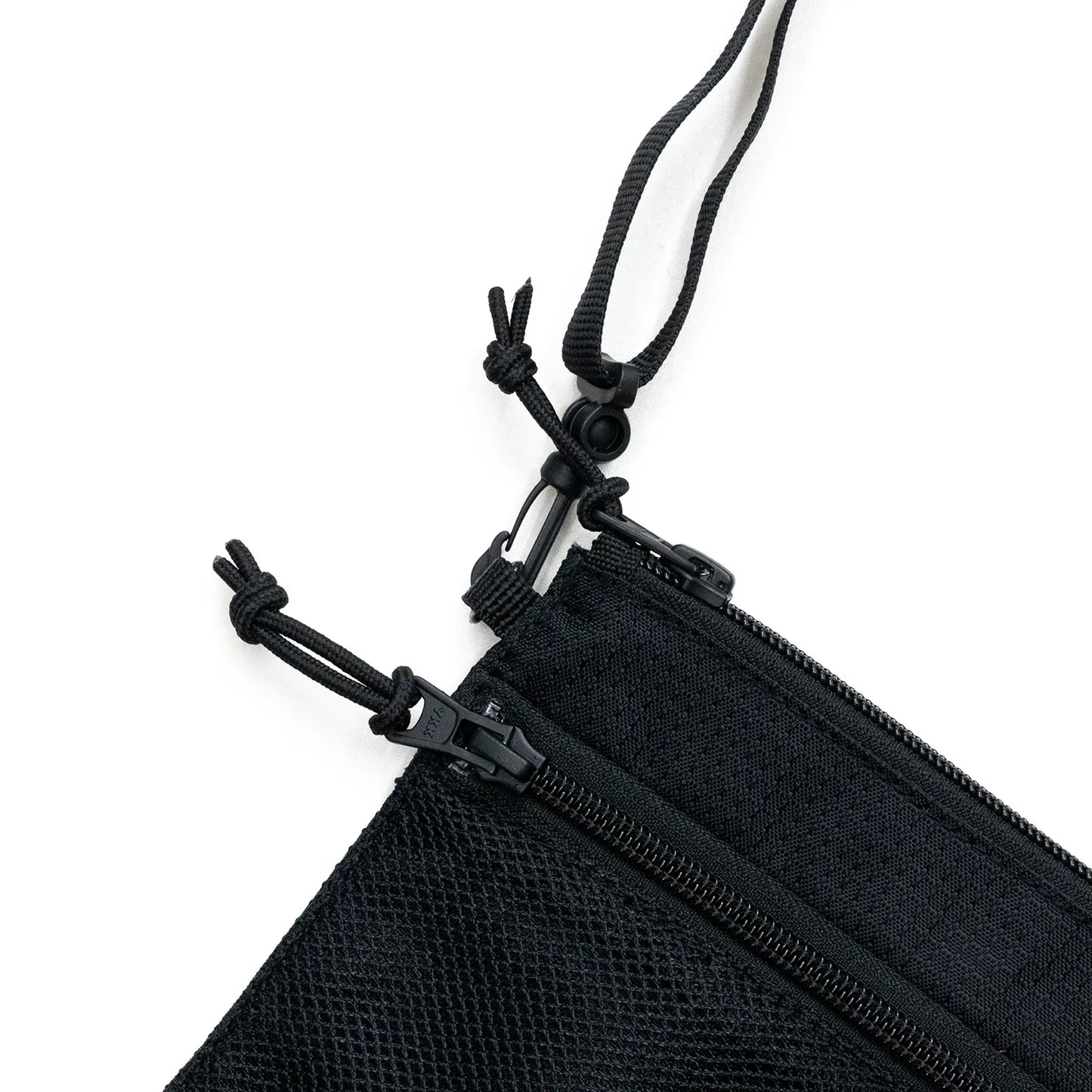 LAST RESORT ABのBLACKカラーのナイロン製小型ショルダーバッグ「LIFT OFF BAG」のストラップと取り外しフック部分の写真