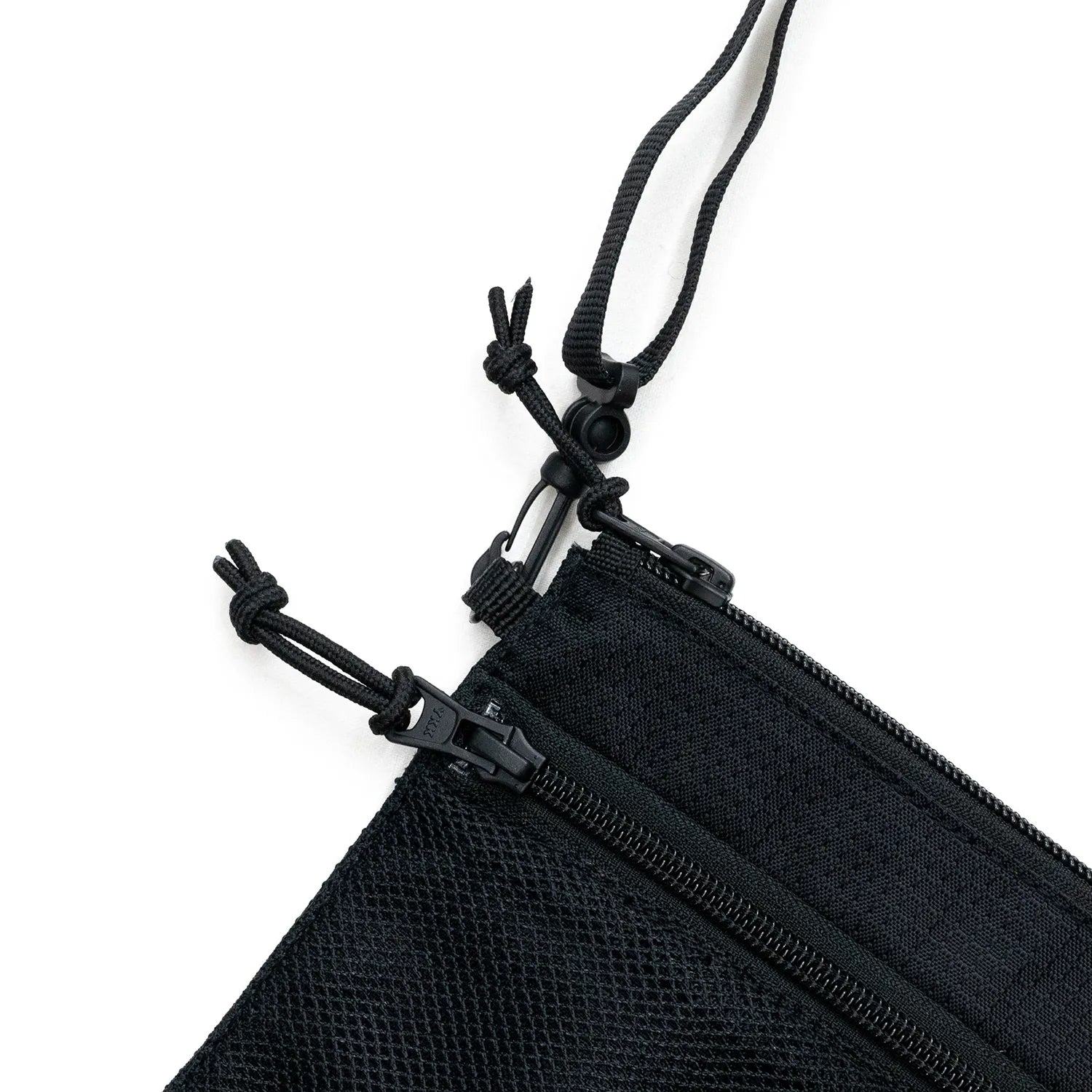 LAST RESORT ABのBLACKカラーのナイロン製小型ショルダーバッグ「LIFT OFF BAG」のストラップと取り外しフック部分の写真