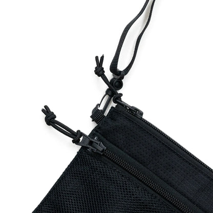 LAST RESORT ABのBLACKカラーのナイロン製小型ショルダーバッグ「LIFT OFF BAG」のストラップと取り外しフック部分の写真