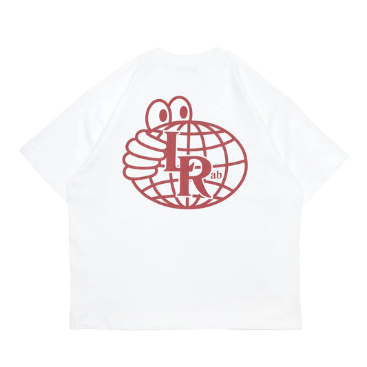 LAST RESORT AB(ラストリゾート)の定番デザインTシャツ「ATLAS MONOGRAM S/S TEE」の「WHITE/BRICK RED」カラーの背面からの商品写真