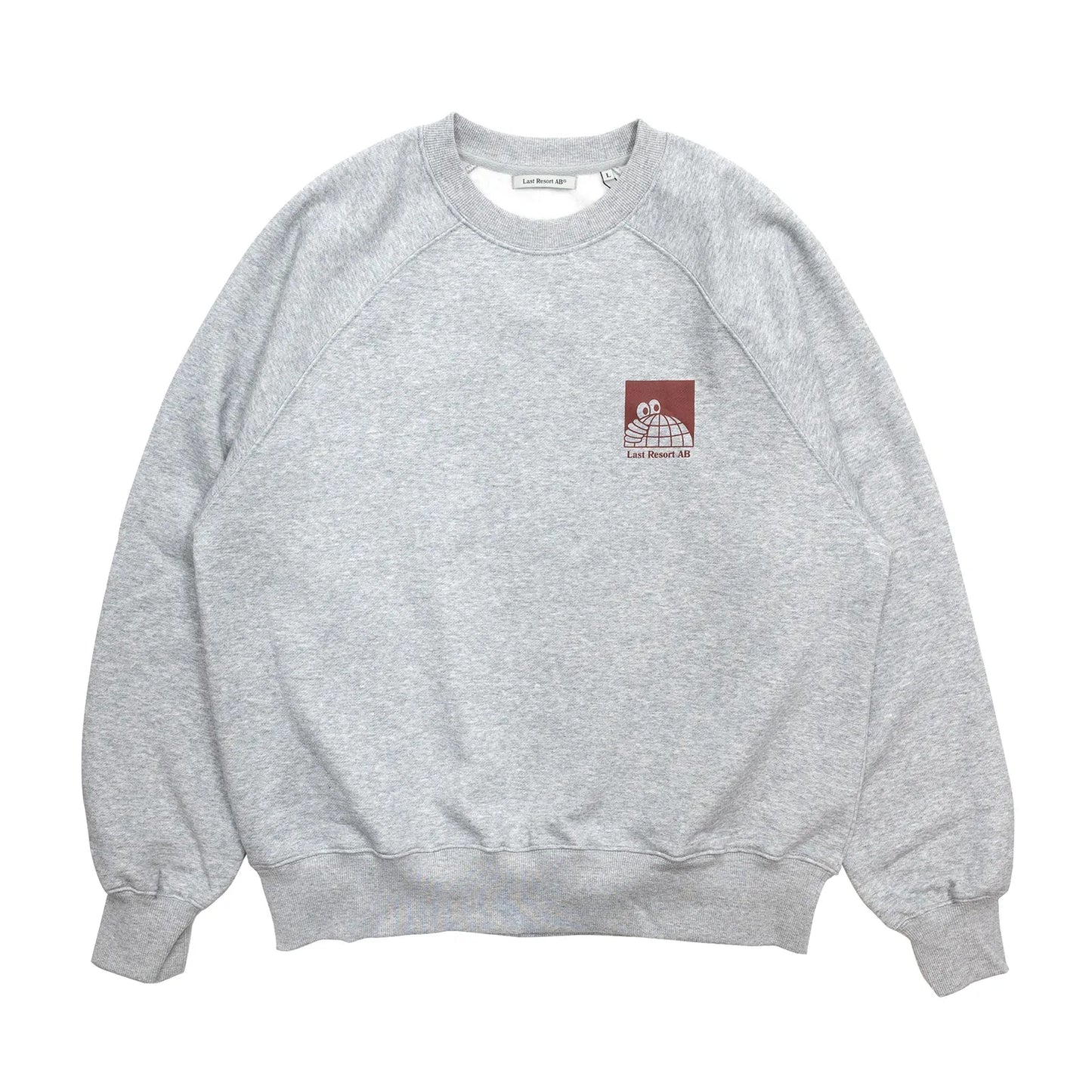 LAST RESORT AB(ラストリゾート)のアトラスロゴが左胸にプリントされたスエット「LITTLE AB RAGLAN CREW SWEAT」の「GREY MELANGED」カラーの正面からの商品写真
