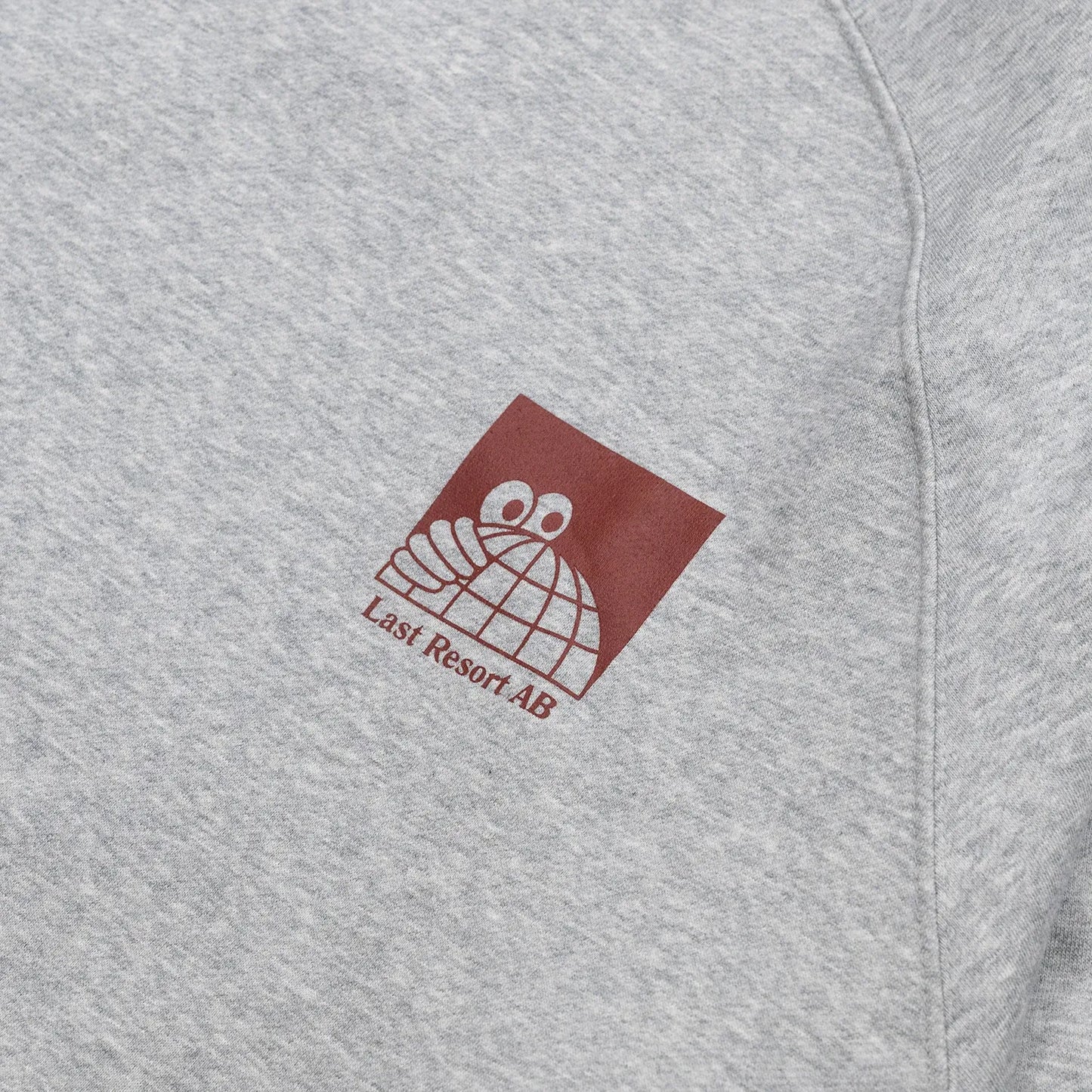 LAST RESORT AB(ラストリゾート)のアトラスロゴが左胸にプリントされたスエット「LITTLE AB RAGLAN CREW SWEAT」の「GREY MELANGED」カラーの正面のデザイン写真