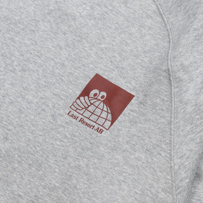 LAST RESORT AB(ラストリゾート)のアトラスロゴが左胸にプリントされたスエット「LITTLE AB RAGLAN CREW SWEAT」の「GREY MELANGED」カラーの正面のデザイン写真