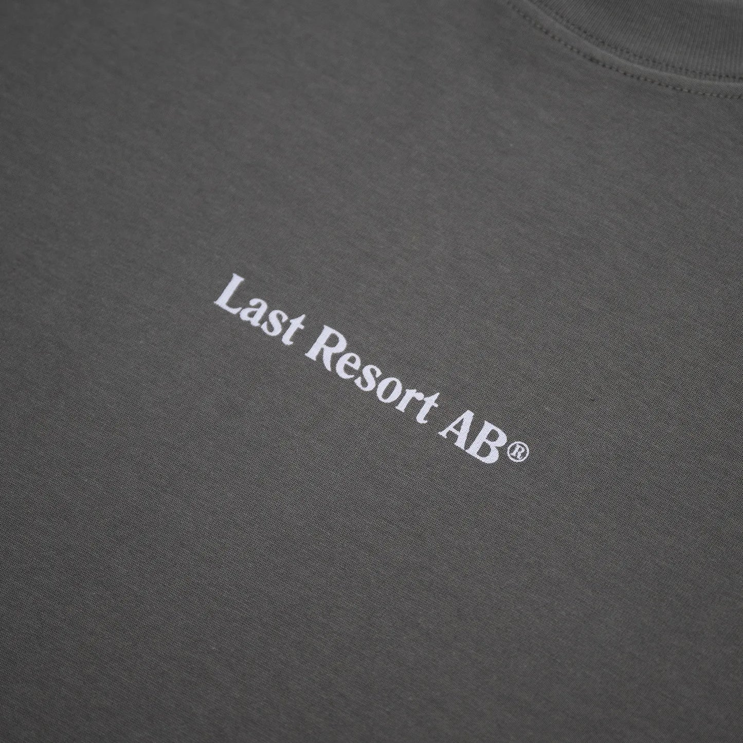 LAST RESORT AB(ラストリゾート)のロングスリーブTシャツ「LR LOGO L/S TEE」のASPHALTカラーの正面からのデザイン写真
