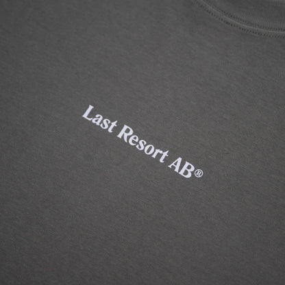 LAST RESORT AB(ラストリゾート)のロングスリーブTシャツ「LR LOGO L/S TEE」のASPHALTカラーの正面からのデザイン写真
