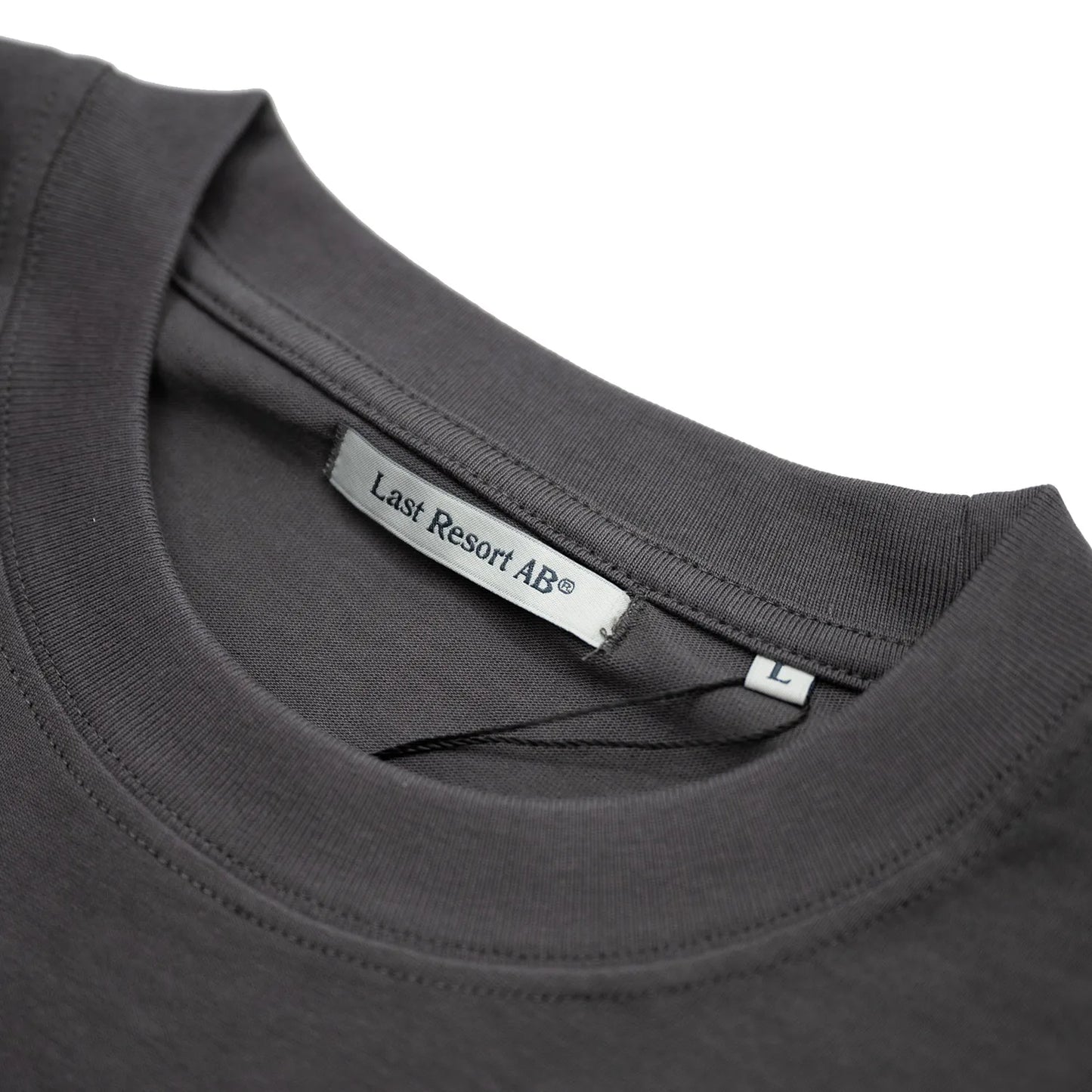 LAST RESORT AB(ラストリゾート)のロングスリーブTシャツ「LR LOGO L/S TEE」のASPHALTカラーの襟元の写真