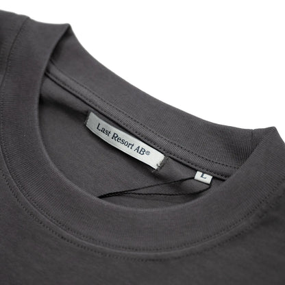 LAST RESORT AB(ラストリゾート)のロングスリーブTシャツ「LR LOGO L/S TEE」のASPHALTカラーの襟元の写真