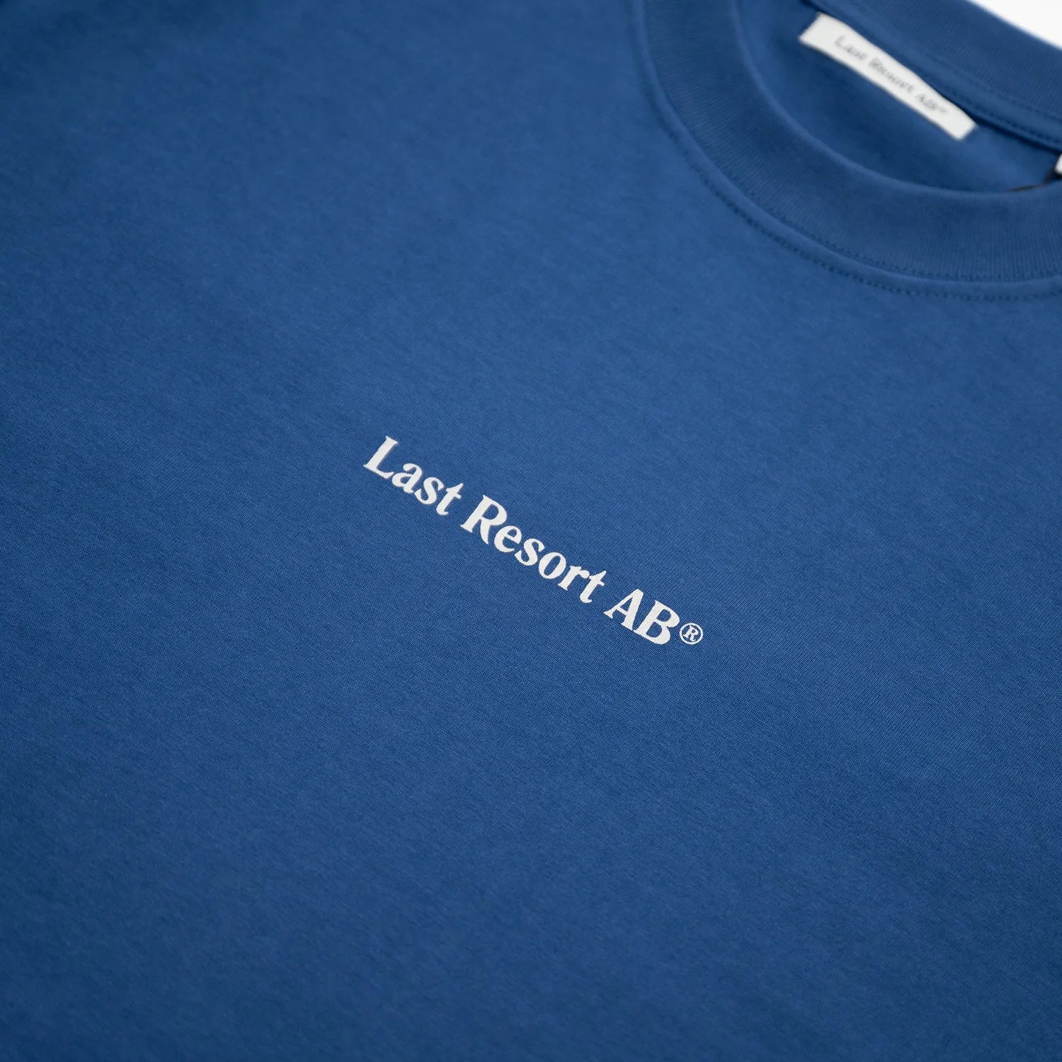 LAST RESORT AB(ラストリゾート)のロングスリーブTシャツ「LR LOGO L/S TEE」のMID BLUEカラーの正面からのデザイン写真