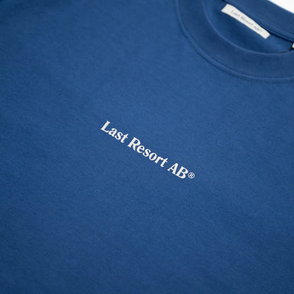 LAST RESORT AB(ラストリゾート)のロングスリーブTシャツ「LR LOGO L/S TEE」のMID BLUEカラーの正面からのデザイン写真