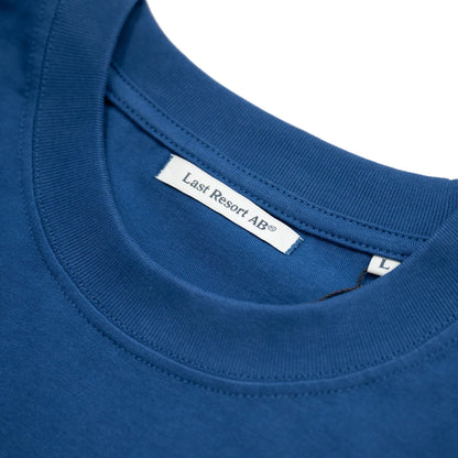 LAST RESORT AB(ラストリゾート)のロングスリーブTシャツ「LR LOGO L/S TEE」のMID BLUEカラーの襟元の写真