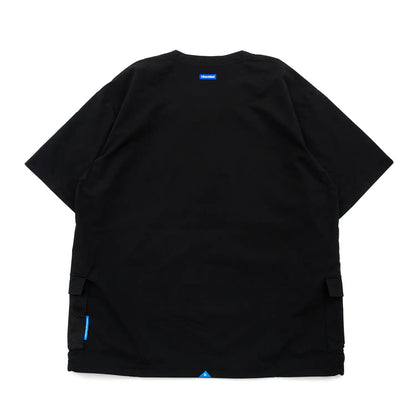 Liberaiders(リベレイダース)の撥水性のある4WAYストレッチ生地を使用したユーティリティTシャツ「4WAY STRETCH MULTI POCKET TEE」の BLACKカラーの背面からの商品写真