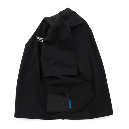 Liberaiders(リベレイダース)の撥水性のある4WAYストレッチ生地を使用したユーティリティTシャツ「4WAY STRETCH MULTI POCKET TEE」の BLACKカラーの側面からの商品写真