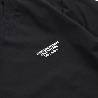 Liberaiders(リベレイダース)の撥水性のある4WAYストレッチ生地を使用したユーティリティTシャツ「4WAY STRETCH MULTI POCKET TEE」の BLACKカラーの左胸のデザイン写真