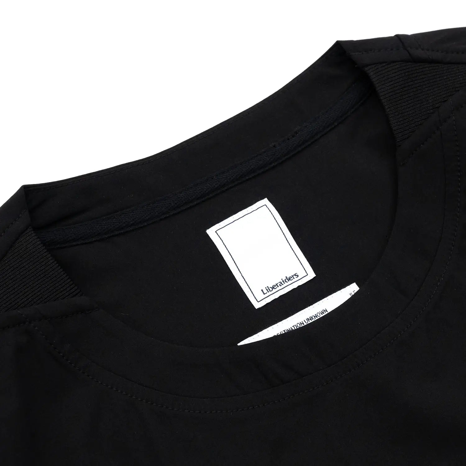 Liberaiders(リベレイダース)の撥水性のある4WAYストレッチ生地を使用したユーティリティTシャツ「4WAY STRETCH MULTI POCKET TEE」の BLACKカラーの襟裏のブランドタグ写真