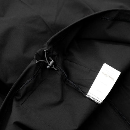 Liberaiders(リベレイダース)の撥水性のある4WAYストレッチ生地を使用したユーティリティTシャツ「4WAY STRETCH MULTI POCKET TEE」の BLACKカラーの裾のアジャスター写真