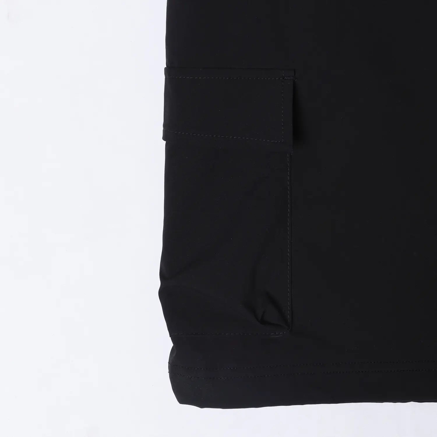 Liberaiders(リベレイダース)の撥水性のある4WAYストレッチ生地を使用したユーティリティTシャツ「4WAY STRETCH MULTI POCKET TEE」の BLACKカラーのサイドポケット写真