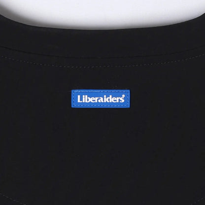 Liberaiders(リベレイダース)の撥水性のある4WAYストレッチ生地を使用したユーティリティTシャツ「4WAY STRETCH MULTI POCKET TEE」の BLACKカラーの後ろ襟元のブランドタグ写真