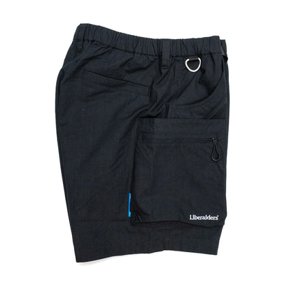 Liberaiders(リベレイダース)の高機能ナイロンショーツ「CORDURA RIP UTILITY SHORTS」のBLACKカラーの右側面からの商品写真